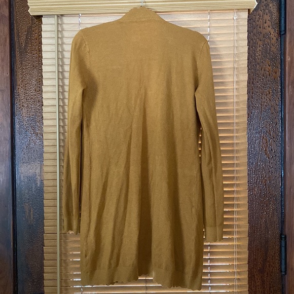 Mustard tan cardigan with scalloped cuffs and hem - Picture 4 of 4